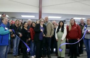 Snowcap Community Charities corta la cinta en el armario de ropa nueva