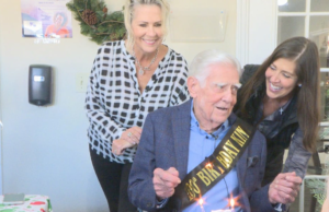 Veterano de la Segunda Guerra Mundial celebra su cumpleaños número 100 en Monroe