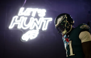 AJ Brown se volvió viral por leer un libro al margen de los Packers-Eagles. Pero su historia explica por qué Filadelfia avanza en los playoffs de la NFC