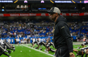 Colorado autoinformó una violación menor de las reglas de la NCAA después de que Deion Sanders mencionara al mariscal de campo de 5 estrellas Julian Lewis en el programa de su entrenador