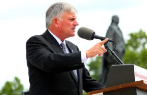 Franklin Graham acusa a la comunidad LGBT de intimidar a los cristianos para que acepten un estilo de vida: 'Eso no va a suceder'