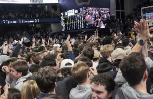 Los fanáticos de Vanderbilt asaltan la cancha después de la molestia del No. 9 Kentucky, la escuela de apertura a una multa de $ 500k por tercera ofensiva