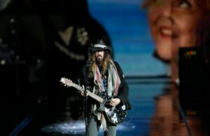 El hijo de la estrella de la música country dice que fue amenazado con la 'acción legal' por la súplica de que el padre reciba ayuda