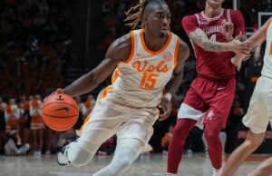 Clasificación de las encuestas de entrenadores de baloncesto universitario: Tennessee lidera, Kansas cae