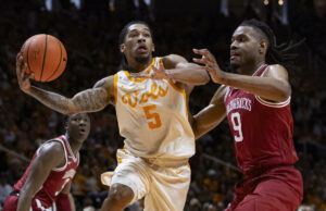 El No. 1 Tennessee empata el récord escolar con un inicio de 14-0 con una victoria de 76-52 sobre Arkansas