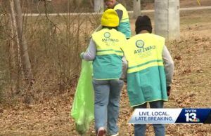 Voluntarios limpian el parque de veteranos en Birmingham