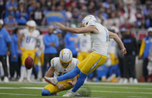 El enorme error del pateador de los Chargers, Cameron Dicker, permite a los Texans devolver el punto extra bloqueado