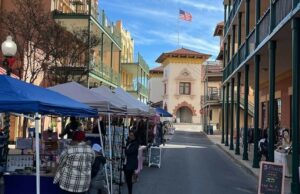 Experimente los 'Domingos en la Plaza': sabores locales, entretenimiento y yoga