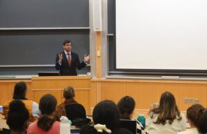 El Dickey Center recibe al cocreador de 'The Resident' para una conferencia sobre los prejuicios en los campos del entretenimiento y la medicina