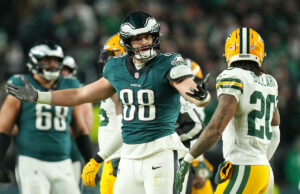 Dallas Goedert canaliza a Derrick Henry con tres grandes brazos rígidos en su camino hacia un TD