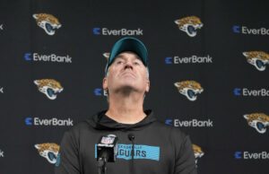 Los Jaguars dejan al entrenador Doug Pederson, pero el gerente general Trent Baalke se quedará