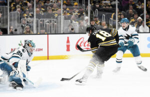 Los Bruins van con una alineación interesante contra los tiburones