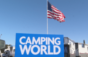 La bandera estadounidense en Greenville Camping World causa controversia con la ciudad