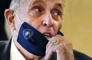 Rudy at the Bat: Giuliani lucha para salvar sus anillos de Serie Mundial de los Yankees del veredicto de $148 millones