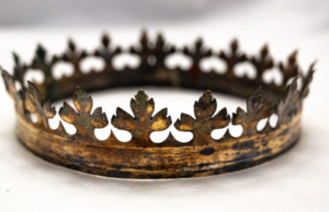 Coronas medievales de la realeza de Europa del Este escondidas en el muro de la catedral desde la Segunda Guerra Mundial finalmente recuperadas