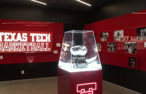Texas Tech Athletics organiza una clínica deportiva para niños en Womble Basketball Center