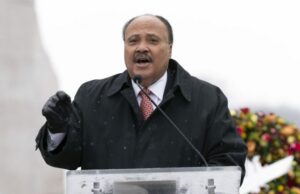 Martin Luther King III dice que su padre estaría “bastante decepcionado” con el mundo actual