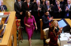 El gobernador Sanders viaja a Suiza para el Foro Económico Mundial