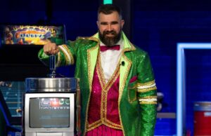 Jason Kelce prueba suerte como presentador de televisión nocturno