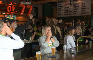 Los fanáticos de los Ducks acuden en masa a los bares deportivos de Portland para el Rose Bowl