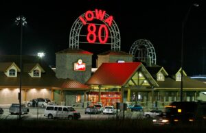 La EPA multa a Iowa 80, 'la parada de camiones más grande del mundo', por plan de derrame de combustible