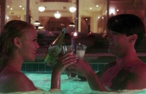 Así luce la actriz de 'Showgirls' Elizabeth Berkley a sus 52 años