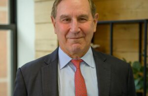 Director ejecutivo de Edelman: La caída en picado de la confianza en las instituciones está haciendo que el mundo caiga en el resentimiento. Aquí está la solución