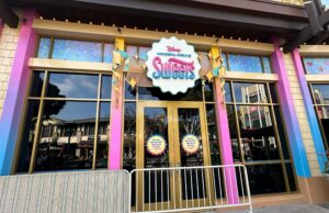 Se derriban muros de construcción y se instalan nuevos carteles en Disney Wonderful World of Sweets