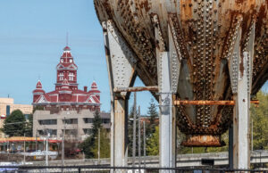 Lookout de estilo de vida: firma de libros, arte y pirámide de energía