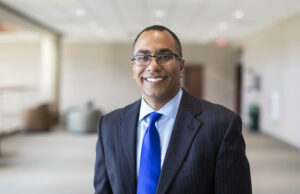 El profesor de derecho David Grenardo habla sobre el racismo en el deporte en el Foro de la UNESCO en Barcelona – Sala de prensa