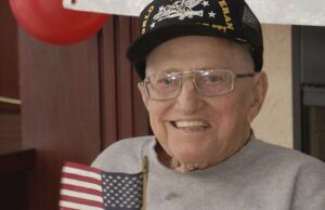El veterano de la Segunda Guerra Mundial del este de Iowa celebra su cumpleaños número 101