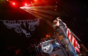 Estrella de la música country vuelve de gira después de casi morir: 'El diablo no pudo detenerme'