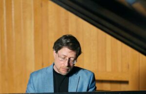 La tradición nocturna de los agricultores trae entretenimiento nocturno gratis a la casa del estado – Roundabout de Waterbury