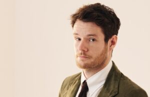 Connor Swindells se une al elenco del sistema de entretenimiento está abajo '