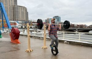 Récord mundial establecido cuando un hombre de GR levanta 206 libras mientras anda en monociclo