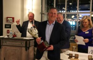 El entrenador de béisbol de Husky, Jeff Mauldin, honrado como TRUSSVILLE Tribune Sports del año