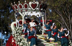 Rose Queen y Rose Court saludan al mundo en '¡El mejor día de todos!' – Noticias estrella de Pasadena