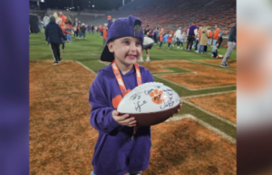 Clemson regala el fin de semana deportivo de su vida a un niño que lucha por su vida