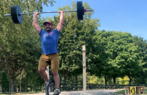 Un hombre de Grand Rapids establece el récord mundial Guinness de press con barra en monociclo