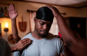 Potente drama de un ex convicto en un mundo de booby-tramps