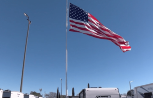 Camping World en Greenville impulsa la bandera estadounidense de 3200 pies cuadrados en la propiedad