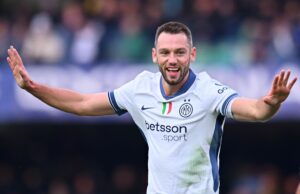 Stefan de Vrij celebra la victoria del Venecia por 0-1 contra el Inter de Milán en la Serie A