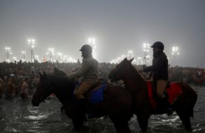 ¿Cómo gestiona la India su festival Maha Kumbh, el encuentro más grande del mundo?