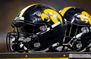 El fútbol de Iowa satisface la necesidad de equipos especiales con el último compromiso