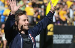 Spencer Lee, exluchador de Iowa, nombrado miembro del Salón de la Fama 2025