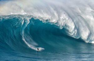 Un joven padre hawaiano arriesga la vida salvando a otros y compitiendo en deportes extremos