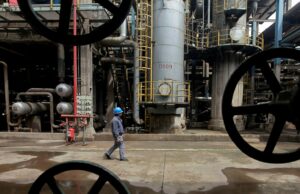 Las refinerías de China e India recorren el mundo en busca de suministros de petróleo mientras las sanciones de Estados Unidos frenan el suministro ruso