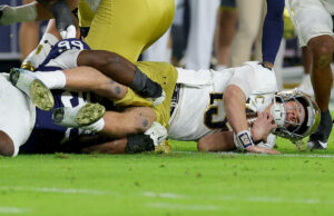 Playoff de fútbol americano universitario: el mariscal de campo de Notre Dame, Riley Leonard, abandona brevemente el Orange Bowl en el segundo cuarto