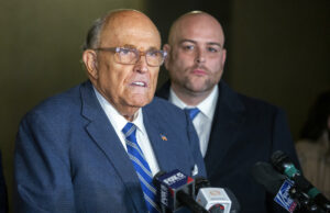 Los abogados que cobran una sentencia de 148 millones de dólares de Rudy Giuliani dicen que se deben renunciar a los anillos de la Serie Mundial