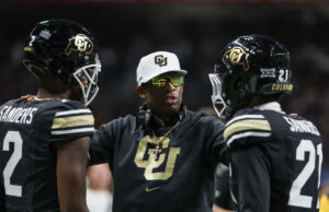 El entrenador de Colorado, Deion Sanders, supuestamente tiene 'interés' en el puesto de entrenador en jefe de los Raiders